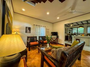 Χώρος καθιστικού στο Rustic Tropical Retreat With Pool & Garden Ojochal