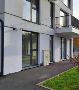 Un edificio blanco con ventanas y balcón. en River park CB, en Reghin