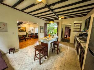 Η κουζίνα ή μικρή κουζίνα στο Rustic Tropical Retreat With Pool & Garden Ojochal