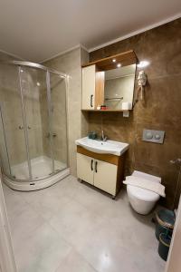 Un baño con ducha, lavabo e inodoro. en PERA VALENCE HOTEL İstanbul, en Estambul 25 fotos más