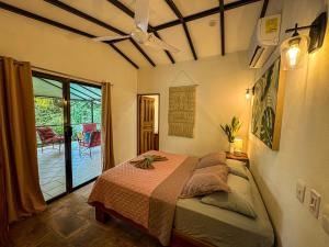 Ένα ή περισσότερα κρεβάτια σε δωμάτιο στο Rustic Tropical Retreat With Pool & Garden Ojochal +45 φωτογραφίες