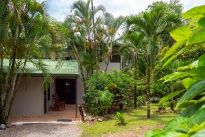 Κήπος έξω από το Rustic Tropical Retreat With Pool & Garden Ojochal