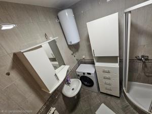Ένα μπάνιο στο Zen Studio Apartman Banja Luka +2 φωτογραφίες