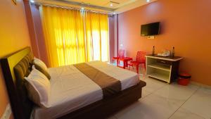 TV a/nebo společenská místnost v ubytování Serene Vista Dharamshala