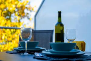 une table avec deux verres et une bouteille de vin dans l'établissement MyFlat Sunton Apartment, à Siófok