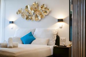 une chambre avec un grand lit blanc avec des oreillers bleus dans l'établissement MyFlat Sunton Apartment, à Siófok