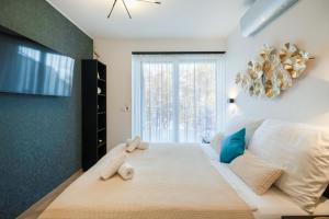 - une chambre dotée d'un grand lit avec deux ours en peluche dans l'établissement MyFlat Sunton Apartment, à Siófok 16 autres photos