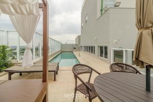 Bazén v ubytování Apto em Cond. c/ Piscina em Goiânia KSP1304 nebo v jeho okolí