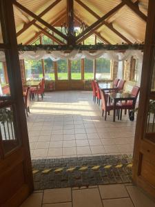 FreckenhamにあるThe Golden Boar Innのテーブルと椅子が置かれた網戸付きのポーチ +20枚の写真