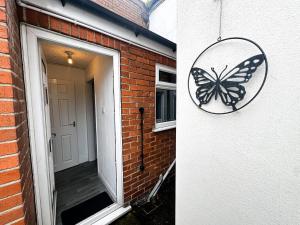 een vlinderbord aan de zijkant van een bakstenen gebouw bij Hill View in Charlton +2 foto's