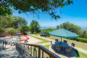 patio con mesa y parque infantil en Mua Hills Tented Camp, en Katelembu