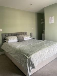 FreckenhamにあるThe Golden Boar Innの部屋の中に大きなベッドがある寝室