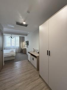 Kuchyň nebo kuchyňský kout v ubytování Orto Asia Hotel Bishkek