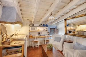 una sala de estar con un sofá y una mesa en Casa del Pastor-Brugarolas Village, en Castelltersol 14 fotos más