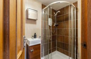 ein Badezimmer mit Dusche und Waschbecken in der Unterkunft Albert Stays - 5 bed Sleeps 11 - Free Parking in Preston + 18 Fotos