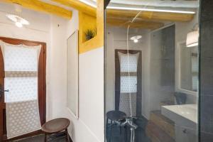 Un baño con ducha, inodoro y lavabo. en Casa del Pastor-Brugarolas Village, en Castelltersol