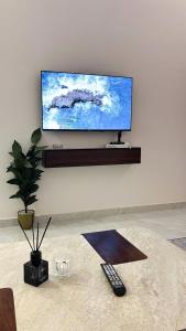 Elle comprend un salon doté d'une télévision murale à écran plat. dans l'établissement شقة راقية بغرفة نوم وصالة مريحة, à Hafr Al Baten 1 autre photo