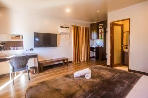 sala de estar con cama y escritorio en Hotel NaeR, en Romblon 19 fotos más
