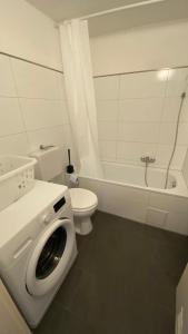 ラムパートハイムにあるMSC Lampertheimの白いバスルーム(トイレ、洗濯機付)