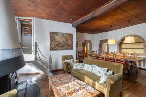 una sala de estar con un sofá y una mesa en Brugarolas Village, en Castelltersol 104 fotos más