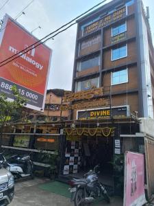 Un edificio con una motocicleta estacionada enfrente. en Divine Fine Dine, en Kalyan