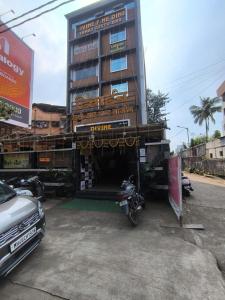 Un edificio con una motocicleta estacionada enfrente. en Divine Fine Dine, en Kalyan 21 fotos más