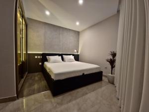 een slaapkamer met een groot bed in een kamer bij Modern ZED Apartment Near Pyramids, ZED Park, GEM in Sheikh Zayed