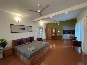 Μια τηλεόραση ή/και κέντρο ψυχαγωγίας στο Mahogany by Exuberance Stays +11 φωτογραφίες