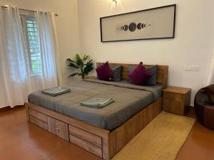 Ένα ή περισσότερα κρεβάτια σε δωμάτιο στο Mahogany by Exuberance Stays