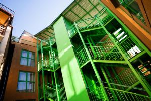 un edificio verde con escaleras de incendios en un lateral en Hotel Somi Inn, en Tiflis