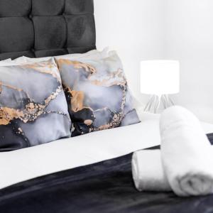 En eller flere senge i et værelse på Stylish 2 Bedroom Apartment - Balcony - Parking - Fast WIFI - 3MC