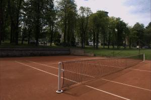 a tennis net on a tennis court in a park at Depandance Vodoléčba in Lázně Libverda