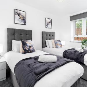 En eller flere senge i et værelse på Stylish 2 Bedroom Apartment - Balcony - Parking - Fast WIFI - 3MC