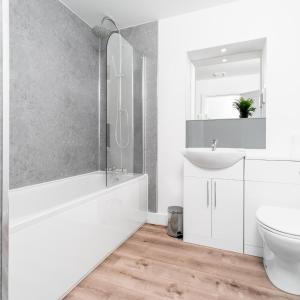 Et badeværelse på Stylish 2 Bedroom Apartment - Balcony - Parking - Fast WIFI - 3MC