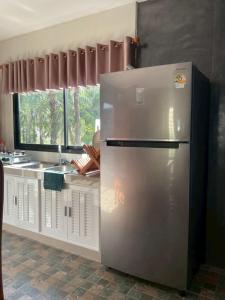 Kuchyň nebo kuchyňský kout v ubytování Serenity House khlongnin