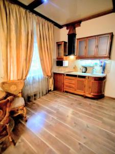 Kuchyň nebo kuchyňský kout v ubytování Апартаменты в двух шагах от метро + 4 fotografie