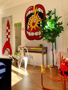 - un salon avec des chaises et une planche de surf sur le mur dans l'établissement Le Loft des Cévennes, à Ganges