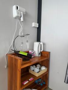 un estante con un teléfono y otros artículos en él en วิมานหมอก ภูทับเบิก, en Ban Maeo Thap Boek