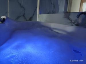 ドボイにあるLux Stan na danのバスルーム(青い水のバスタブ付)