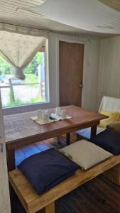 ネルトゥメにあるCabaña Huilinの窓付きの部屋の木製テーブル +7枚の写真