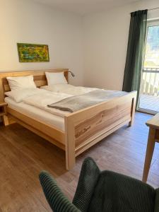 Postel nebo postele na pokoji v ubytování Gesäuse-Zimmer