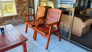 een houten stoel in de woonkamer bij The Albatros Guesthouse in Margate