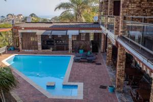 een zwembad in de achtertuin van een huis bij The Albatros Guesthouse in Margate