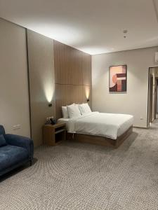 a hotel room with a bed and a couch at فندق دبليو سويتس القنفذة in Al Qunfudhah +23 photos