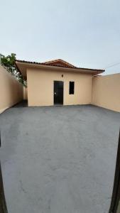 ein großer Parkplatz vor einem Gebäude in der Unterkunft Hospedagem, casa Palmas, Conforto e Qualidade in Palmas