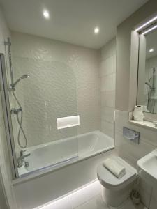 Koupelna v ubytování Cavendish Apartments + 30 fotografií