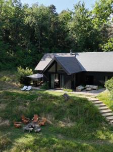 ein Gebäude mit Stühlen und Tischen davor in der Unterkunft Maison de Reve avec Sauna en Pleine Foret in Le Vaudoué + 69 Fotos