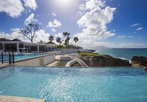 een zwembad met uitzicht op de oceaan bij Bubble Glamping King bed, we have a 8 units like this in Laguna del Higüero