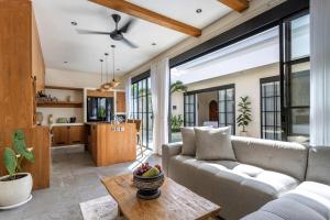 ein Wohnzimmer mit Sofa und Tisch in der Unterkunft Villa Marcel Premium by Tofino Villas in Uluwatu