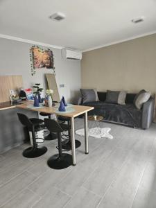 a living room with a table and a couch at Áron Apartman in Tiszafüred